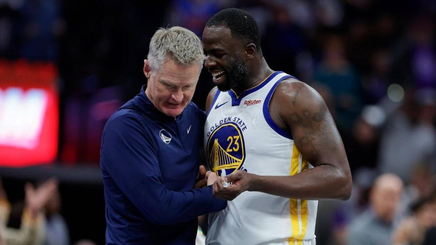 3 Days After Complaining About Stephen Curry Being a Vocal Leader, Steve  Kerr Appreciates Draymond Green on the Bench: “Has Been a Huge Help” - The  SportsRush