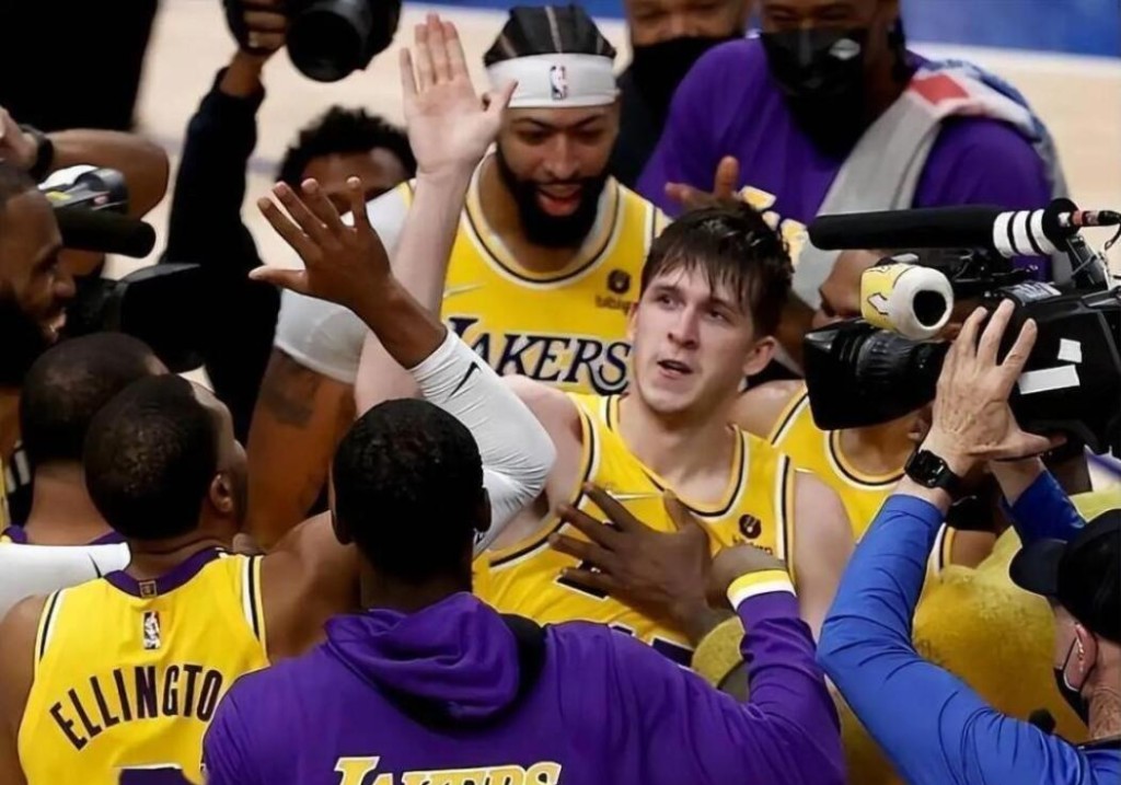 NBA / 里夫斯率隊大勝,賽後一句話暗藏雄心,他的志向不是湖人三當家!-黑特籃球-NBA新聞影音圖片分享社區