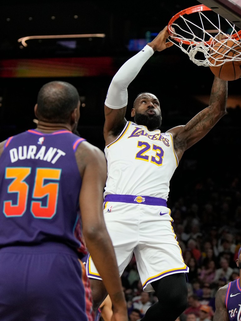 72739923007-Lakers_Suns_Basketball_37164