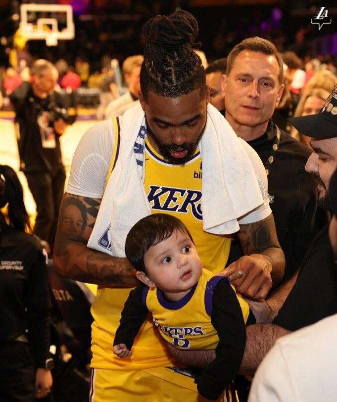 情商極高!羅素:我第一次看NBA是詹姆斯代表騎士,看他標誌性灌籃我哭了!-黑特籃球-NBA新聞影音圖片分享社區