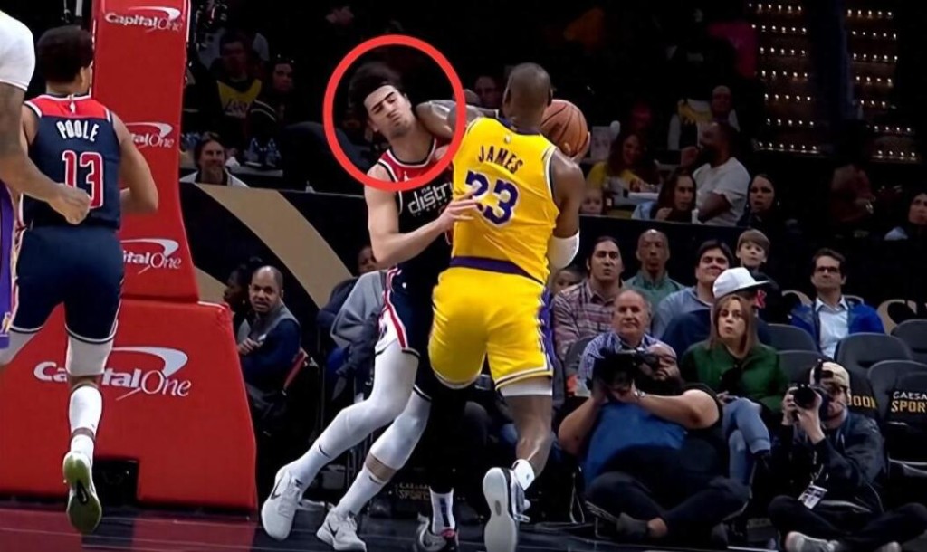 NBA / 【影片】詹姆斯肘擊升級一級惡犯！庫茲馬第一時間示意裁判，對手都被這一下撞懵了！