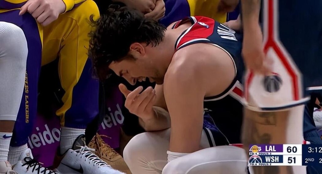 NBA / 【影片】詹姆斯肘擊升級一級惡犯!庫茲馬第一時間示意裁判,對手都被這一下撞懵了!-黑特籃球-NBA新聞影音圖片分享社區