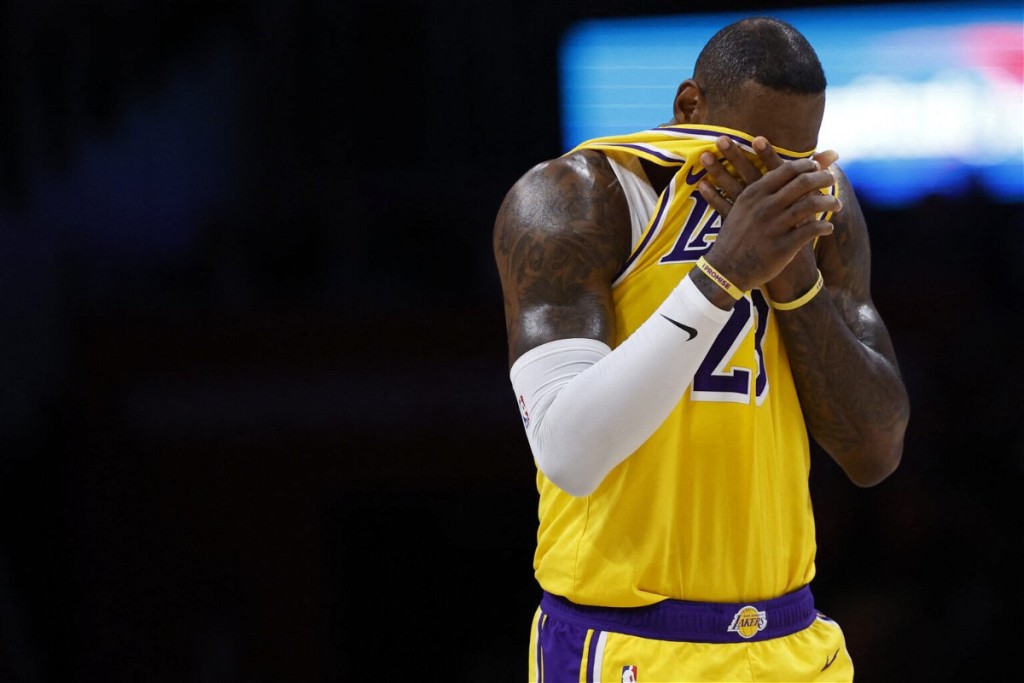 2024-04-04T025331Z_1474119411_MT1USATODAY22938354_RTRMADP_3_NBA-LOS-ANGELES-LAKERS-AT-WASHINGTON-WIZARDS-1536x1024