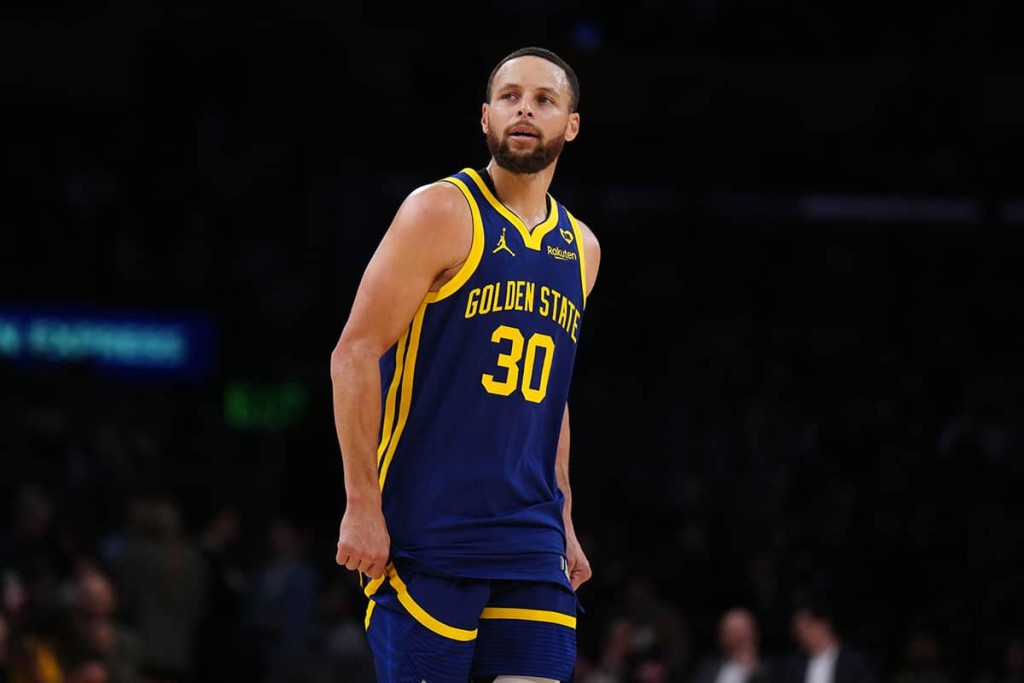 Stephen-Curry-reacts-during-Warriors-Lakers-game