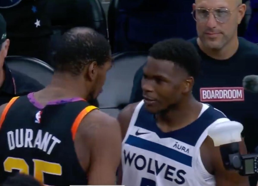 NBA / 【影片】未來是你的!被灰狼4-0橫掃淘汰後,杜蘭特主動擁抱「迷弟」愛德華並祝賀他!-黑特籃球-NBA新聞影音圖片分享社區