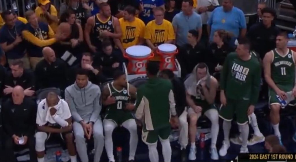 NBA / 【影片】輸球又輸人!貝弗利從溜馬球迷騙來皮球,結果卻暴力砸向對方,雙方險些幹架!-黑特籃球-NBA新聞影音圖片分享社區