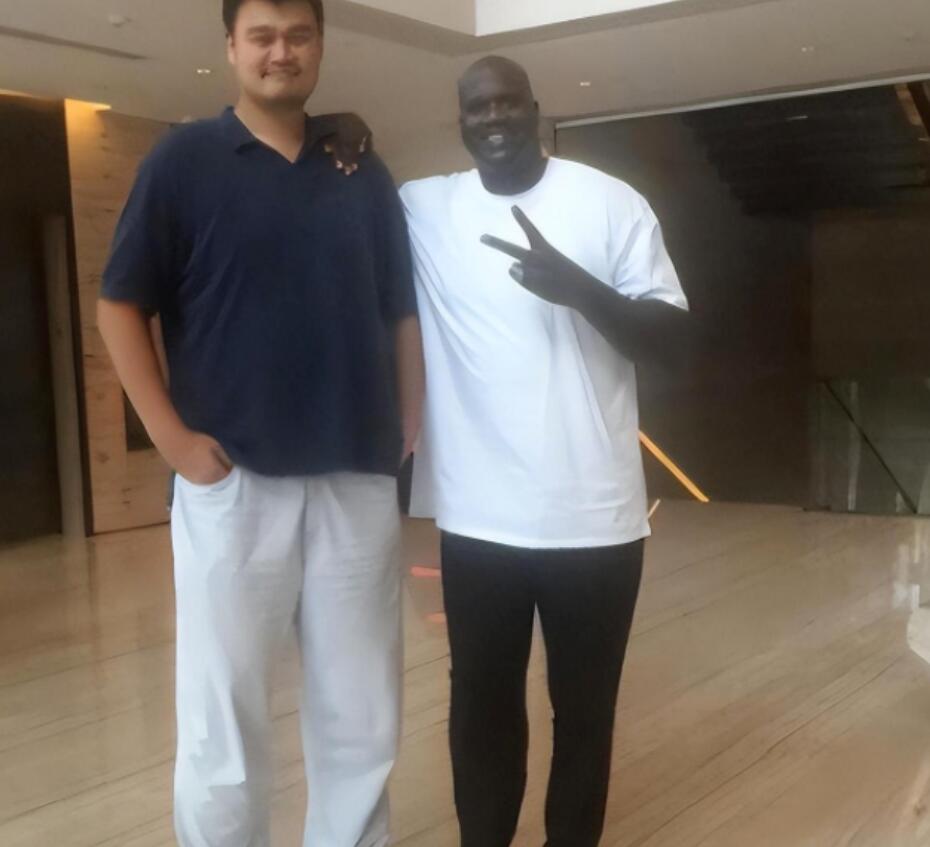 姚明體型有多非人類?歐尼爾在他身邊顯嬌小,泳池里似綠巨人!-黑特籃球-NBA新聞影音圖片分享社區
