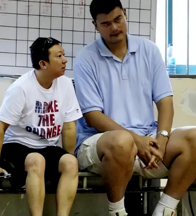 姚明體型有多非人類?歐尼爾在他身邊顯嬌小,泳池里似綠巨人!-黑特籃球-NBA新聞影音圖片分享社區