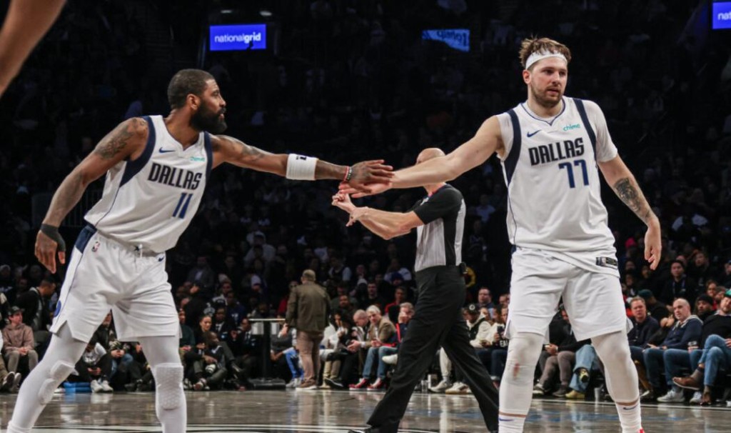NBA / 獨行俠晉級西決後,東契奇賽後抱住厄文不肯鬆開,他惋惜厄文沒早點來!-黑特籃球-NBA新聞影音圖片分享社區