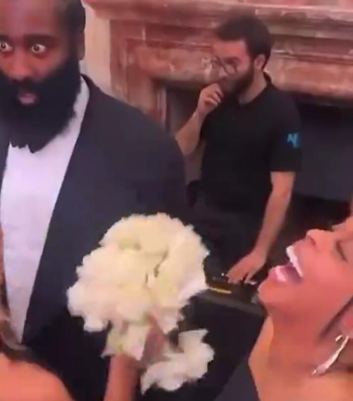 【影片】哈登攜女友參加婚禮,女友接到手捧花後,登哥一臉驚恐不敢相信逗笑眾人!-黑特籃球-NBA新聞影音圖片分享社區