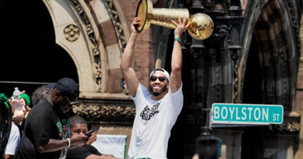NBA / 綠軍奪冠遊行歡樂多!泰托姆狂喝香檳,布朗扔球,主帥與球迷互動,神射吐了!(影)-黑特籃球-NBA新聞影音圖片分享社區