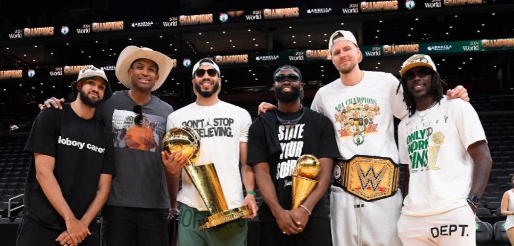 NBA / 綠軍奪冠遊行歡樂多!泰托姆狂喝香檳,布朗扔球,主帥與球迷互動,神射吐了!(影)-黑特籃球-NBA新聞影音圖片分享社區