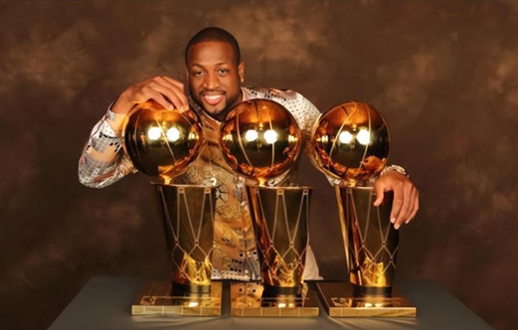 NBA / 韋德雕像將在10月28日揭幕!詹姆斯第一時間送祝福,更多細節曝光!-黑特籃球-NBA新聞影音圖片分享社區