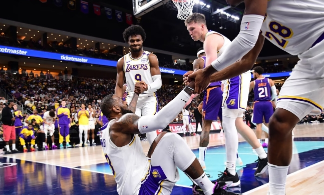NBA / 湖人半場領先太陽12分：首次父子同場，詹皇19分布朗尼0分3失誤（影）-黑特籃球-NBA新聞影音圖片分享社區