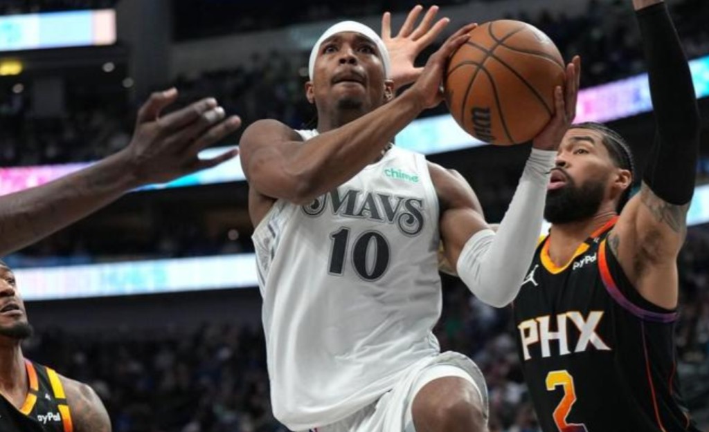NBA / 【影片】獨行俠又遭傷病魔咒:兩人意外相撞一人頭部流血,哈里森黑臉扭頭離場!-黑特籃球-NBA新聞影音圖片分享社區
