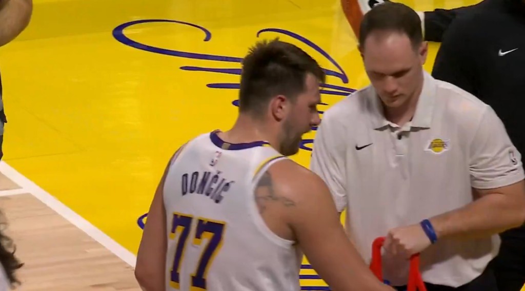 NBA / 【影片】嘲諷太陽無防守!美媒曬東契奇在替補席感歎:我這輩子從沒遇到這麼多空位!-黑特籃球-NBA新聞影音圖片分享社區