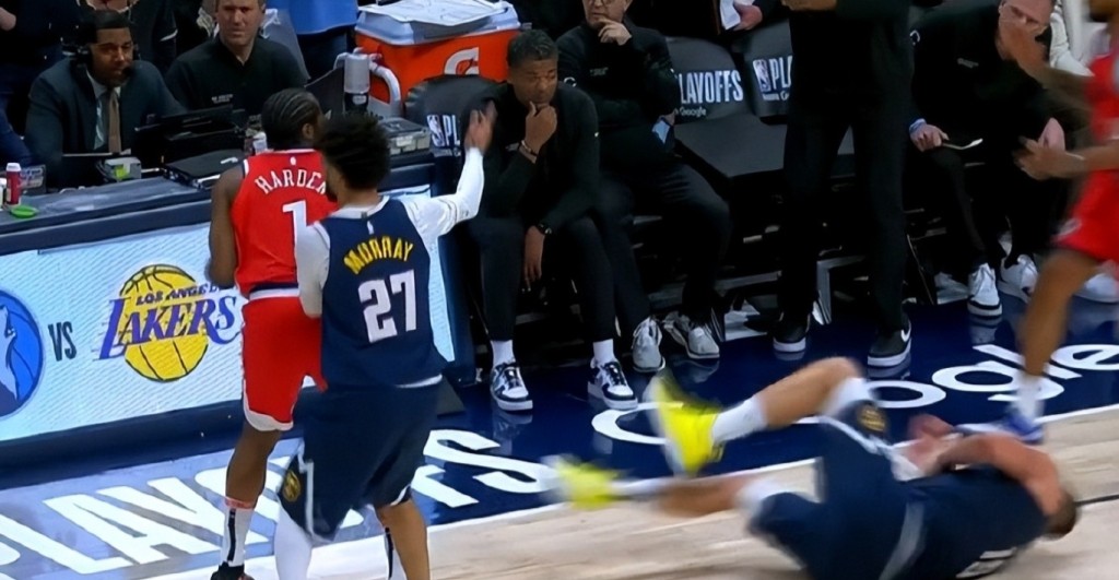 NBA / 【影片】奧斯卡影帝!哈登帶球輕輕一撞,約基奇直接被「彈飛」摔倒,表情十分「痛苦」!-黑特籃球-NBA新聞影音圖片分享社區
