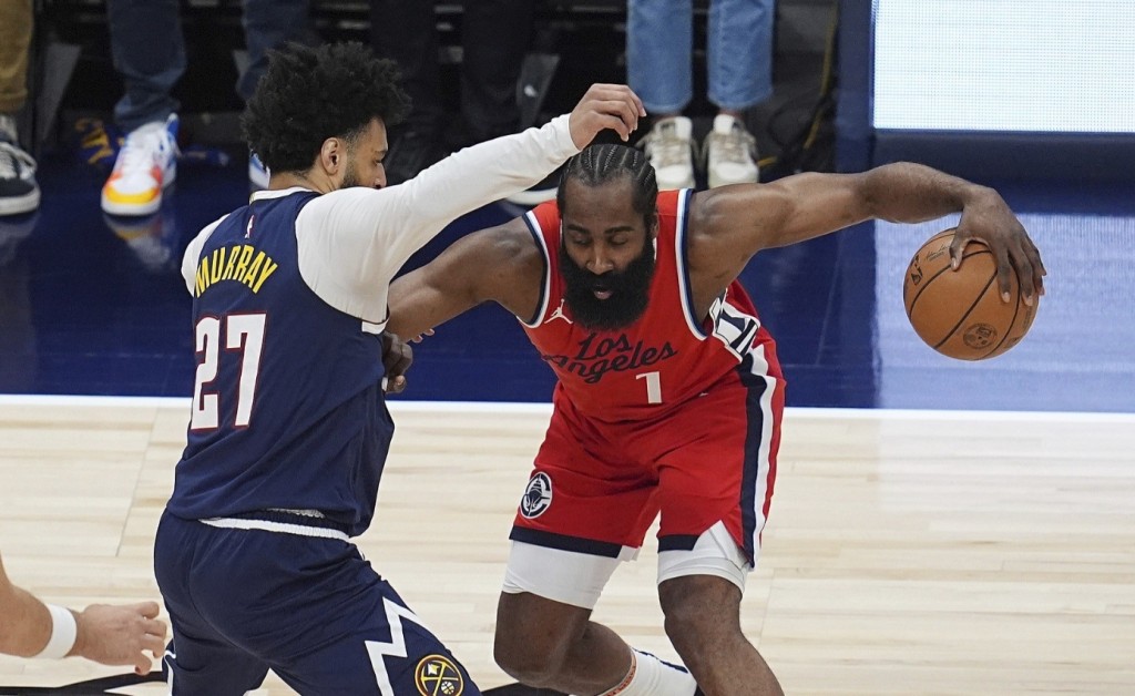 NBA / 【影片】奧斯卡影帝!哈登帶球輕輕一撞,約基奇直接被「彈飛」摔倒,表情十分「痛苦」!-黑特籃球-NBA新聞影音圖片分享社區