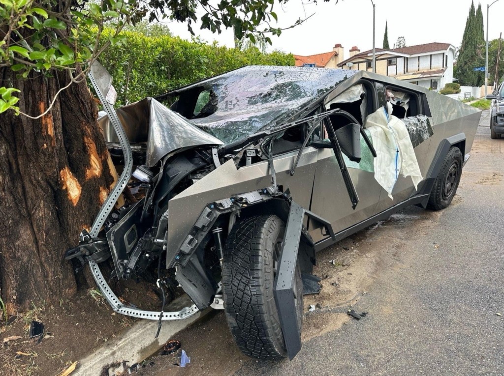NBA / 亞瑞納斯兒子遭遇嚴重車禍!被緊急送醫目前昏迷,更多現場畫面曝光:豪車遭嚴重損毀!-黑特籃球-NBA新聞影音圖片分享社區