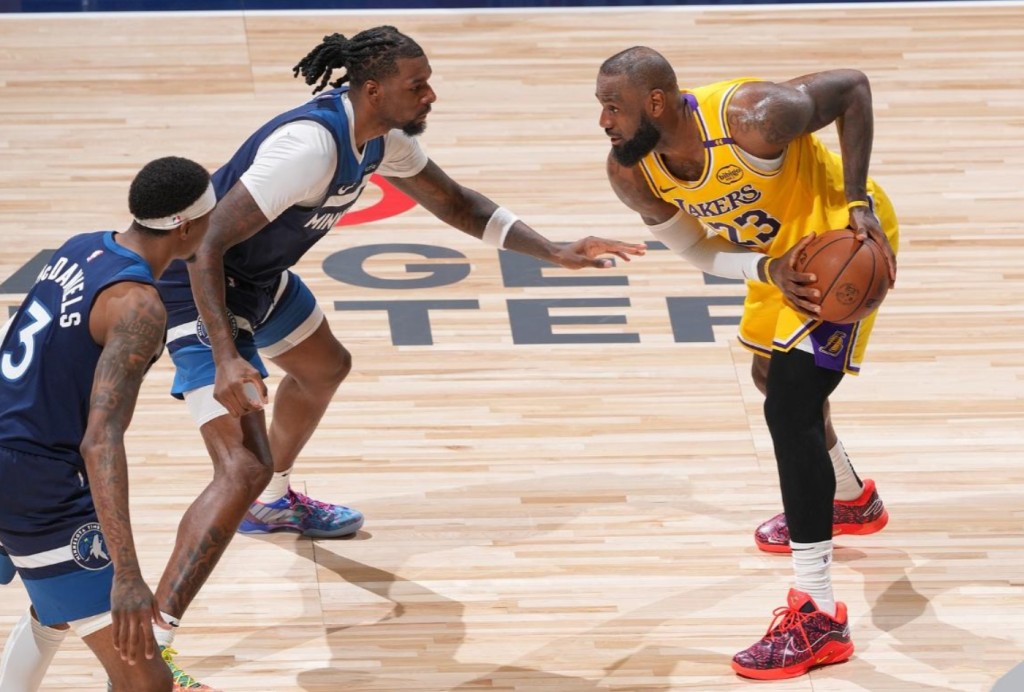詹姆斯你太強了,40歲還是球隊大腿,創造NBA絕無僅有的紀錄!-黑特籃球-NBA新聞影音圖片分享社區