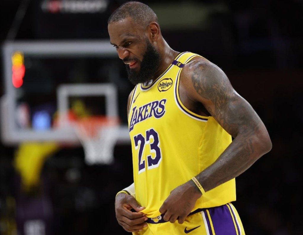 詹姆斯你太強了,40歲還是球隊大腿,創造NBA絕無僅有的紀錄!-黑特籃球-NBA新聞影音圖片分享社區