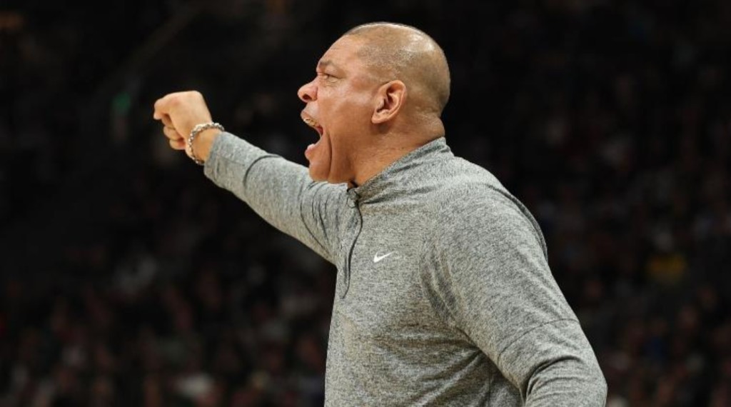 NBA / 1-3落後,公鹿還遭遇雙重危機!里拉德恐跟腱撕裂還剩兩年大合約,老河流帥位也難保?-黑特籃球-NBA新聞影音圖片分享社區