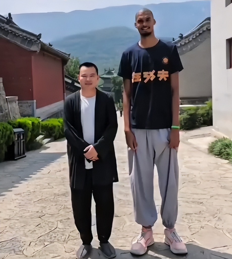 【影片】10天沒白來!溫班亞瑪少林寺習武一幕曝光:練拳側踢頗有風範!-黑特籃球-NBA新聞影音圖片分享社區