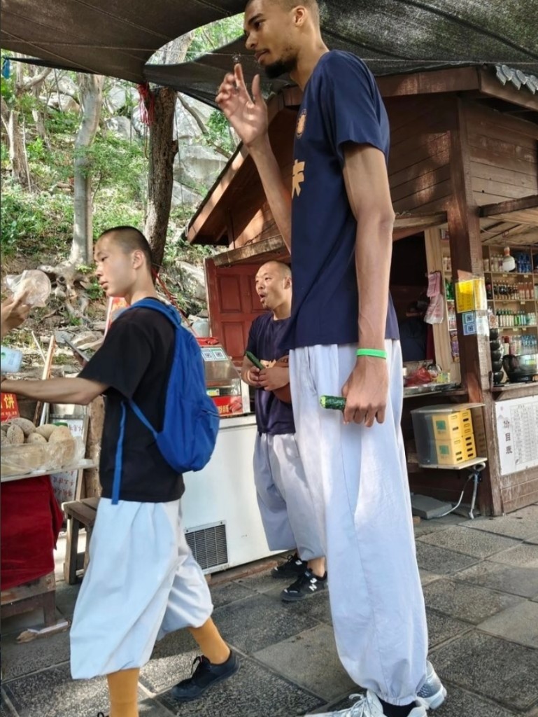 【影片】10天沒白來!溫班亞瑪少林寺習武一幕曝光:練拳側踢頗有風範!-黑特籃球-NBA新聞影音圖片分享社區