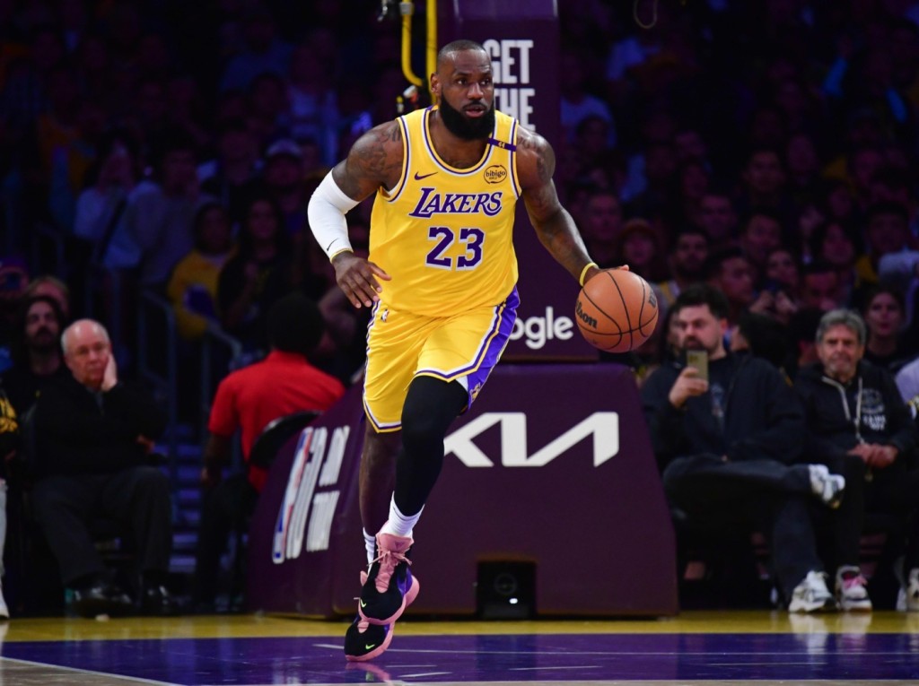 曝詹姆斯今夏曾想加盟獨行俠!不願放棄5千萬,不排除湖人中期交易送走!-黑特籃球-NBA新聞影音圖片分享社區