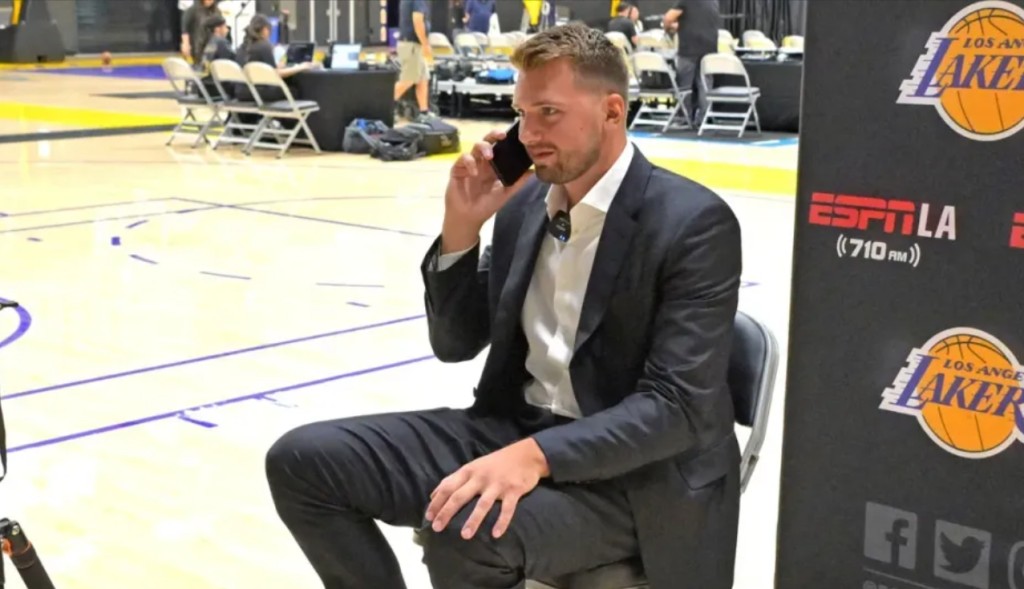 湖人雙巨不和傳聞告破!曝「東皇」完全沒矛盾:詹姆斯已親自祝賀東契奇續約!-黑特籃球-NBA新聞影音圖片分享社區