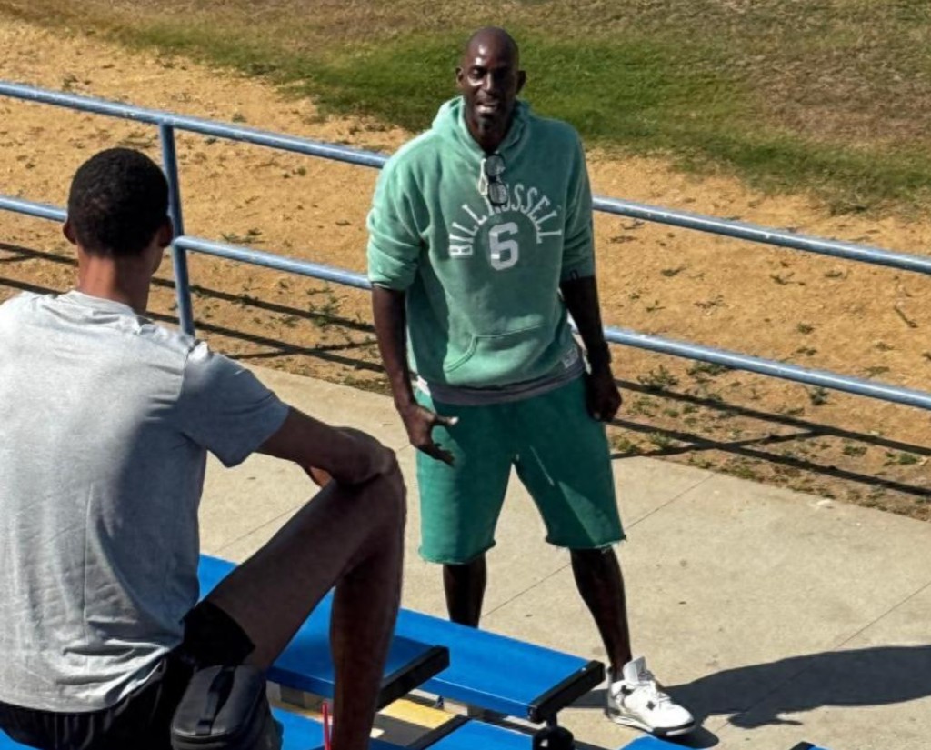 充實的夏天!溫班亞瑪接受名宿賈奈特指導嗎,此前曾在少林寺練功夫!-黑特籃球-NBA新聞影音圖片分享社區