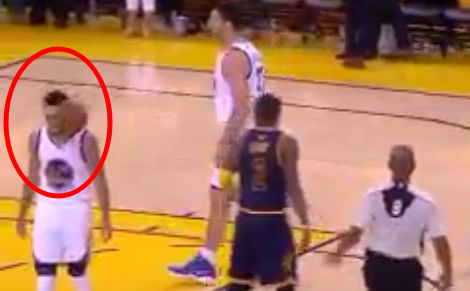 【影片】超愛演！裁判扔球誤砸萌神，小學生趁機飆演技跪地