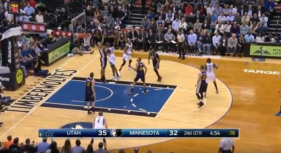 剛出道的Wiggins天賦有多高？這一球單手隔扣Gobert！
