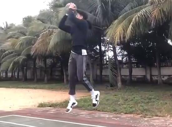 這水平如何？黑子的籃球之空接三分！