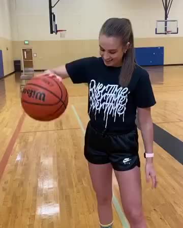 論2K女神Rachel的手掌有多大？