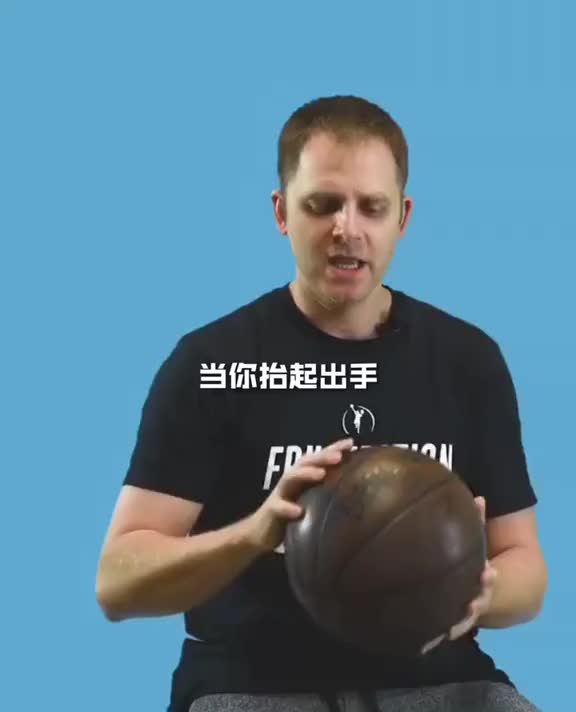 有的照片里投籃是空手心的？