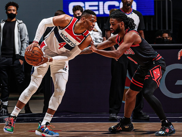 【影片】巫師開賽四連敗,威少心情很不開心,賽後獨坐後補席表情沮喪,助教上前鼓勵!-黑特籃球-NBA新聞影音圖片分享社區