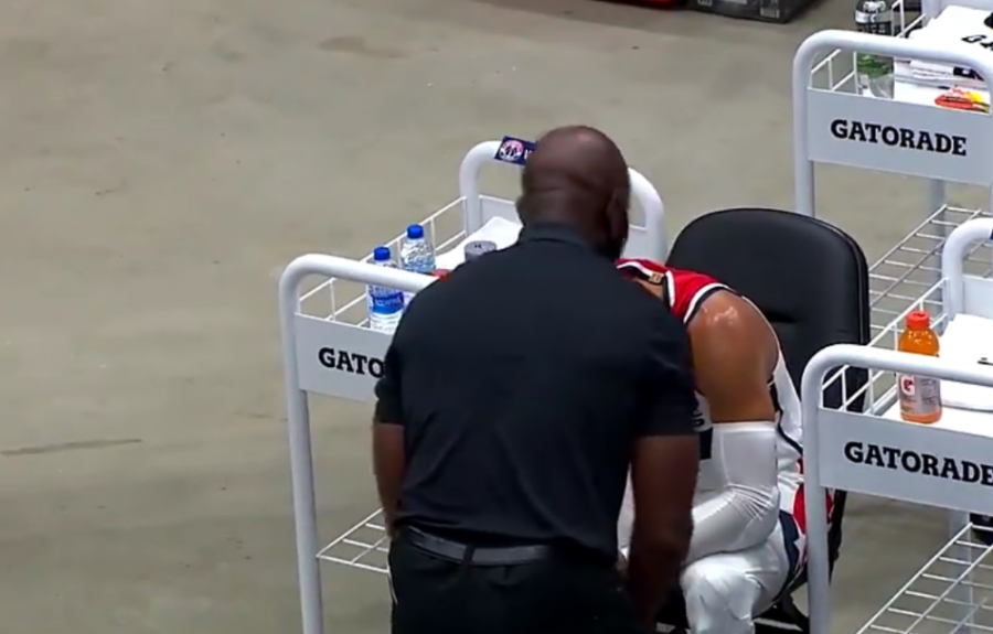 【影片】巫師開賽四連敗,威少心情很不開心,賽後獨坐後補席表情沮喪,助教上前鼓勵!-黑特籃球-NBA新聞影音圖片分享社區