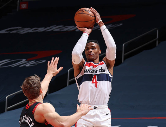 【影片】巫師開賽四連敗,威少心情很不開心,賽後獨坐後補席表情沮喪,助教上前鼓勵!-黑特籃球-NBA新聞影音圖片分享社區