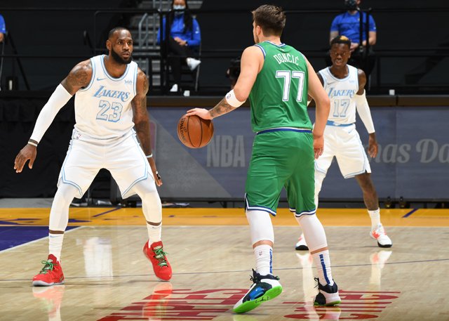 突然就下班了！詹姆斯各種秀操作砍22+7+10過聖誕，末節下場休息後就沒機會上場！（影）-黑特籃球-NBA新聞影音圖片分享社區