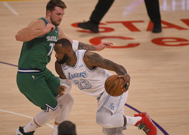 突然就下班了！詹姆斯各種秀操作砍22+7+10過聖誕，末節下場休息後就沒機會上場！（影）-黑特籃球-NBA新聞影音圖片分享社區