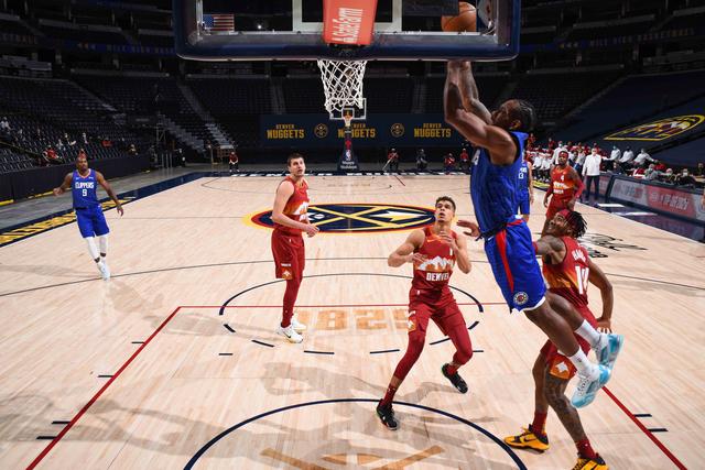 【影片】Leonard輕描淡寫砍21分，最後時刻卻被隊友誤傷血流滿面，最新消息：嘴唇撕裂縫了八針！-黑特籃球-NBA新聞影音圖片分享社區