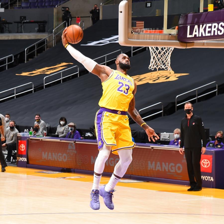 【影片】一語雙關!湖人飛赴聖城備戰馬刺,詹皇曬霸氣灌籃照:23號扣將準備起飛!-黑特籃球-NBA新聞影音圖片分享社區