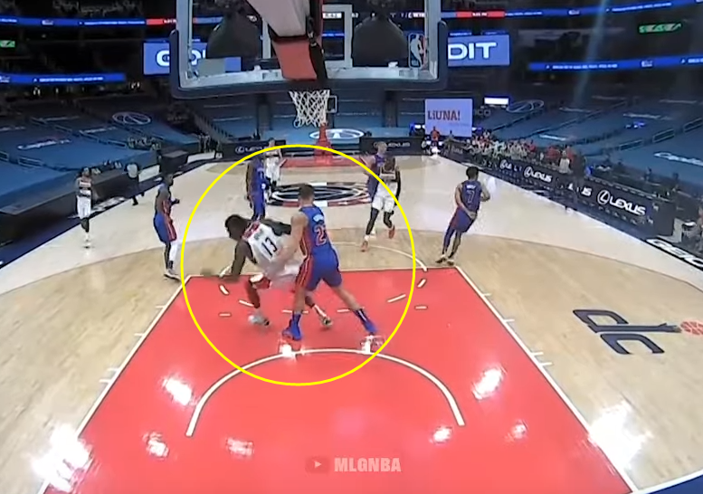 【影片】有點過分了啊!幹籃哥抱摔Bryant後,還一臉笑容挑衅对手,讓其暴怒!-黑特籃球-NBA新聞影音圖片分享社區