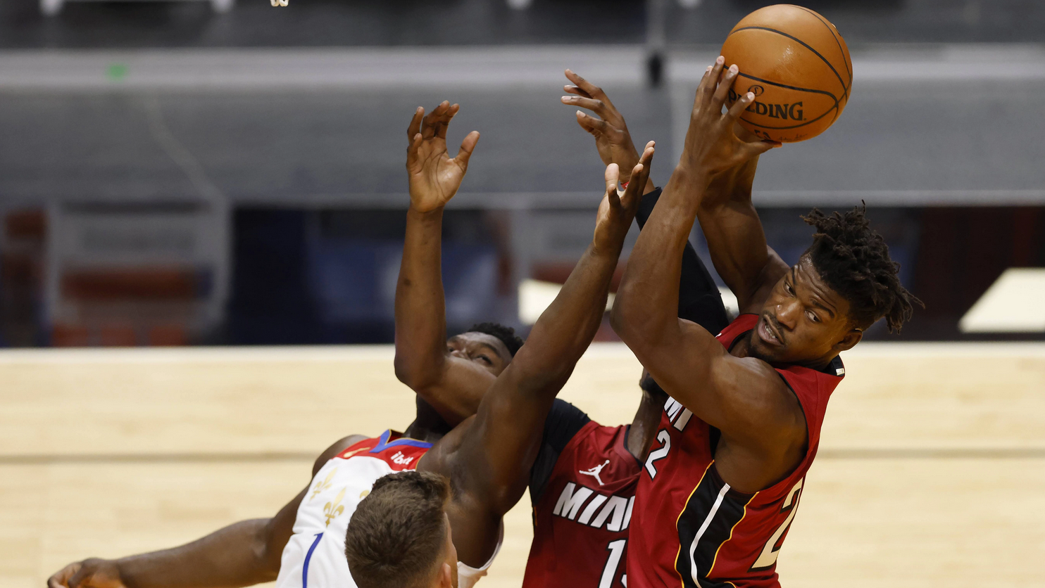 士官長因右腳踝傷勢提前離場,賽前就已經受傷,但他仍堅持首發!-黑特籃球-NBA新聞影音圖片分享社區