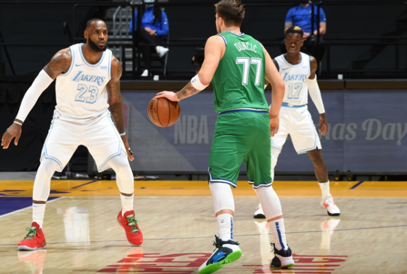 三節狂轟30+8+5!湖人兩新援大爆發,內線鐵閘打瘋,詹姆斯喜迎里程碑!(影)-黑特籃球-NBA新聞影音圖片分享社區