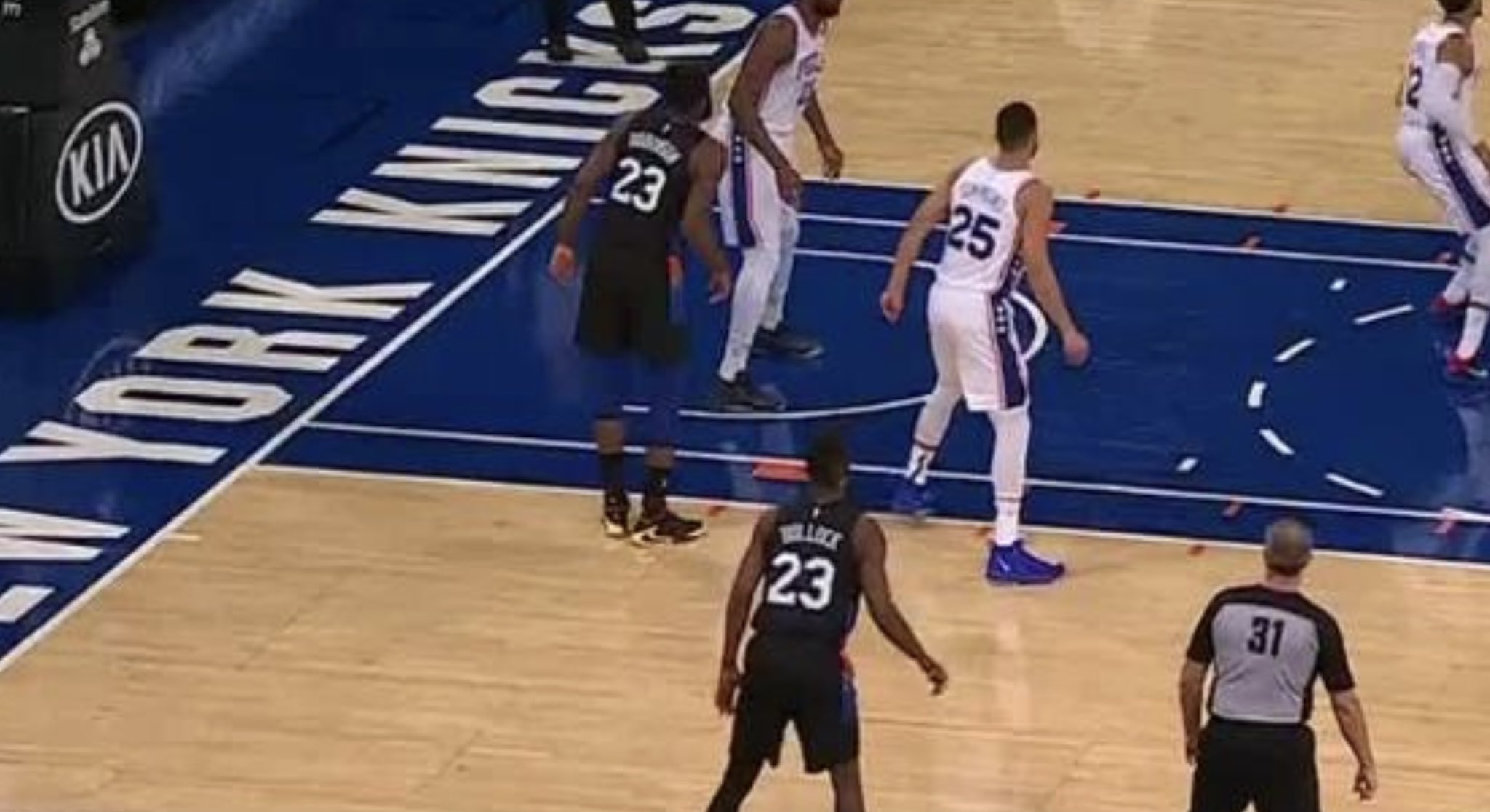 【影片】這場面真沒見過！尼克先發球員鬧烏龍，兩人同時身穿23號球衣上場！-黑特籃球-NBA新聞影音圖片分享社區