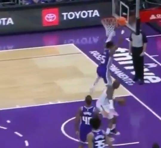 【影片】真·胯下過人！小狐狸空中剎不住車，直接飛躍了保羅！-黑特籃球-NBA新聞影音圖片分享社區