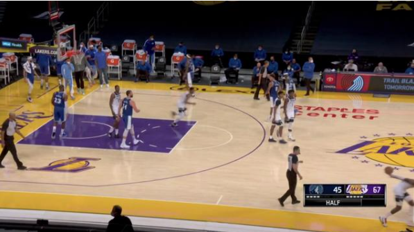 半場戰報 | 狂勝22分，湖人半場打瘋了，庫茲馬轟20分，詹姆斯崴腳太嚇人！（影）-黑特籃球-NBA新聞影音圖片分享社區