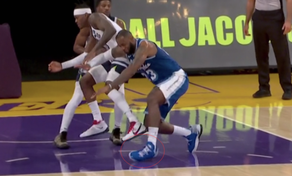 半場戰報 | 狂勝22分，湖人半場打瘋了，庫茲馬轟20分，詹姆斯崴腳太嚇人！（影）-黑特籃球-NBA新聞影音圖片分享社區